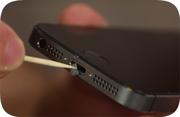 iphoneの充電ポートを掃除する