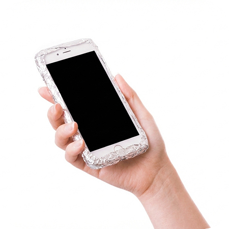 スマートフォンをアルミホイルで包む